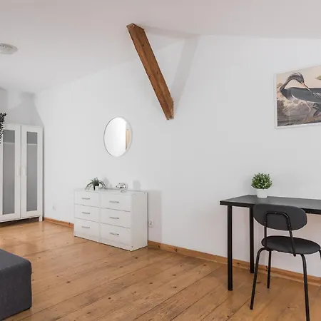 Old Town Loft - 7 Bedroom - By Upstairs Apartman