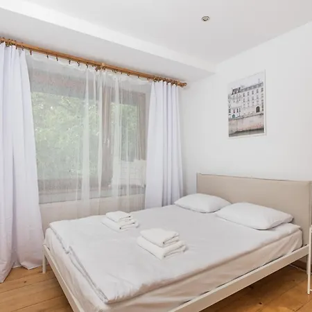 Old Town Loft - 7 Bedroom - By Upstairs Apartman