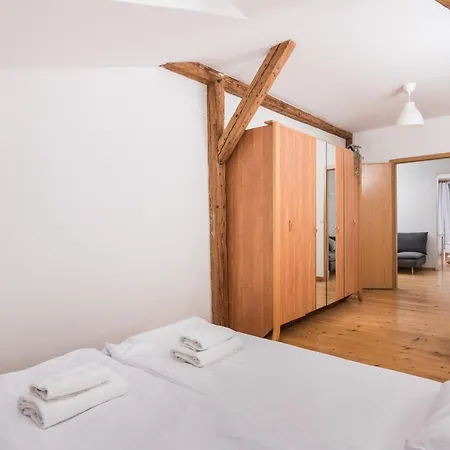 Old Town Loft - 7 Bedroom - By Upstairs Krakkó