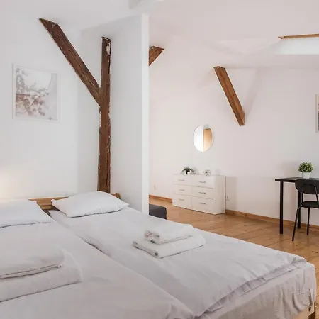 Old Town Loft - 7 Bedroom - By Upstairs Apartman