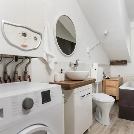 Old Town Loft - 7 Bedroom - By Upstairs Krakkó